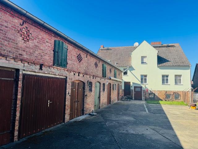 Stallgebäude und Hausrückseite