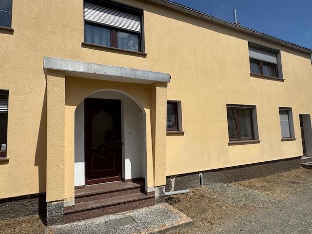 Mit dem überdachten Eingang