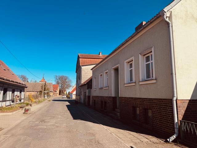 ...an einer ruhige Dorfstraße