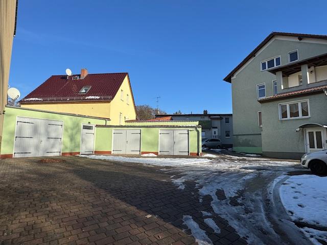 4 Garagen, 6 Stellplätze