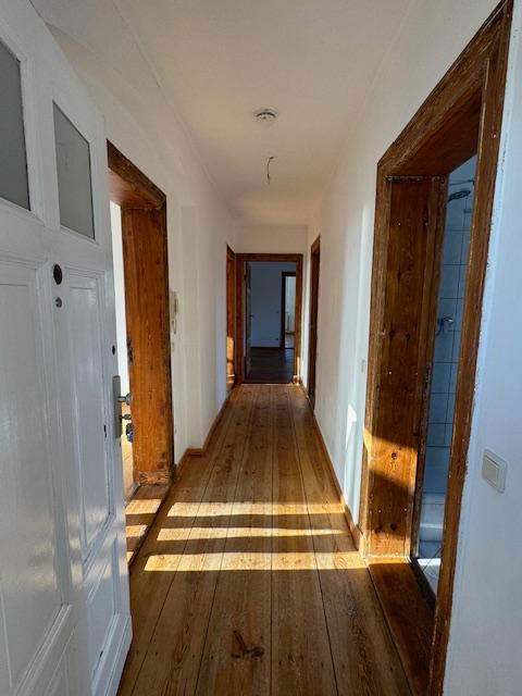 Flur mit vielen Türen