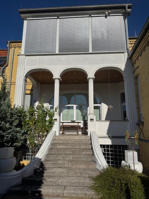 Von der überdachten Terrasse..