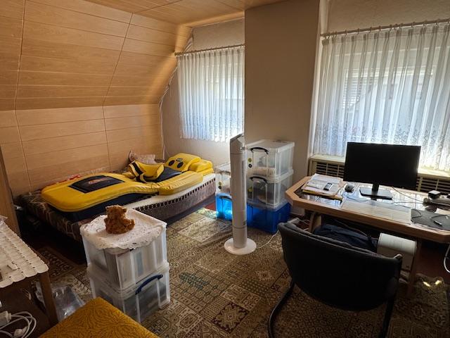 linkes DG-Zimmer