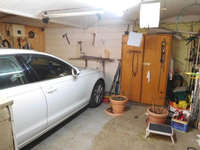 ...eine zweite hofseitig befahrbare Garage...