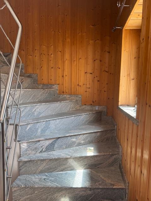 Über Granittreppe ins OG