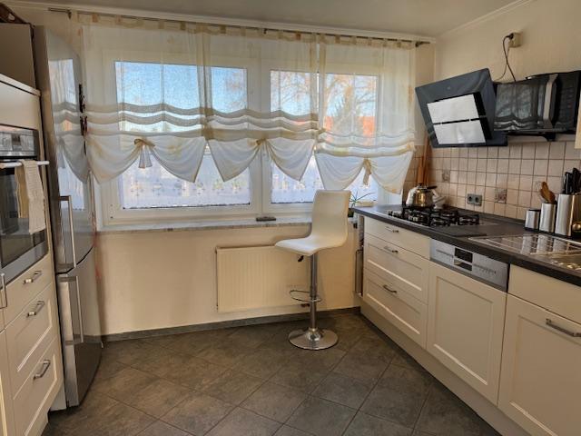 Von Diele vorbei an Küche...