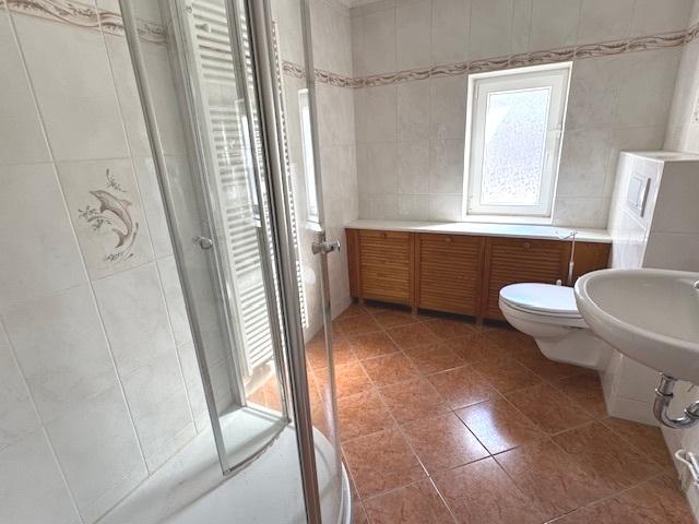 Hinter Küche das EG-Duschbad