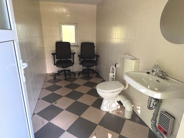 WC (mit abgestellten Möbeln)