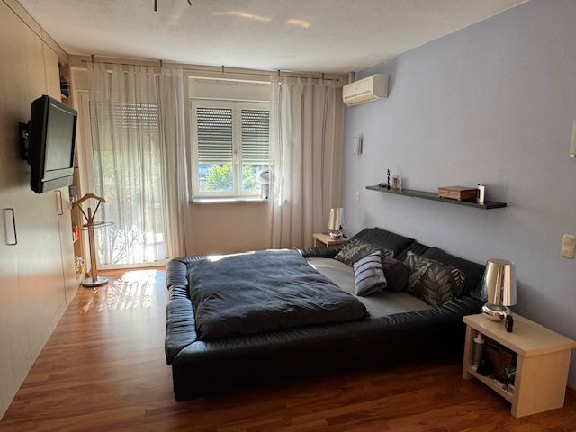 Schlafraum mit großem Schrank