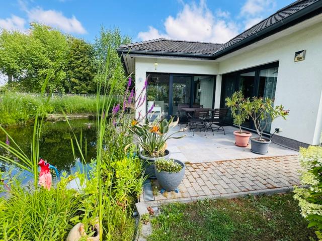 ...die Terrasse mit Teichblick
