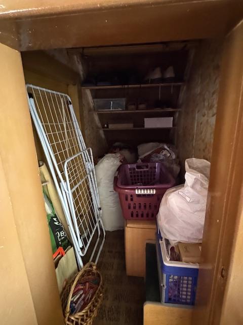 AZ hat Tür zu einem Stauraum