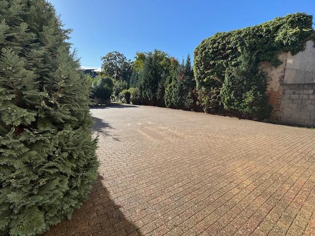 8 Grundstücksstellplätze