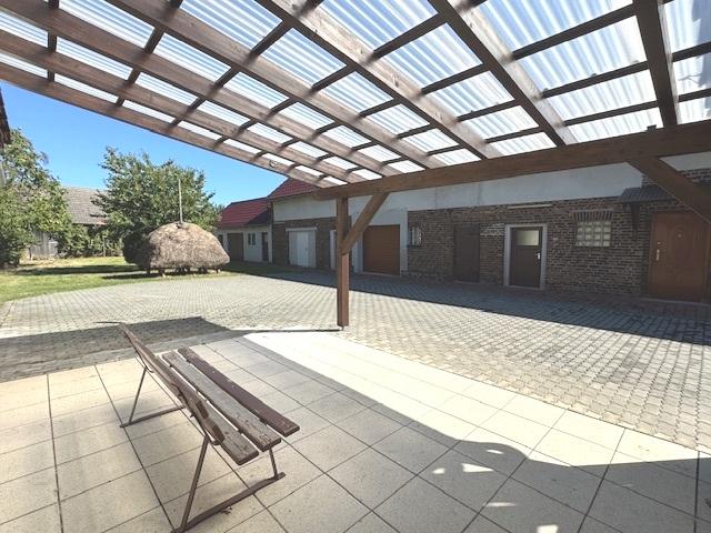 Blick auf Nebengebäude