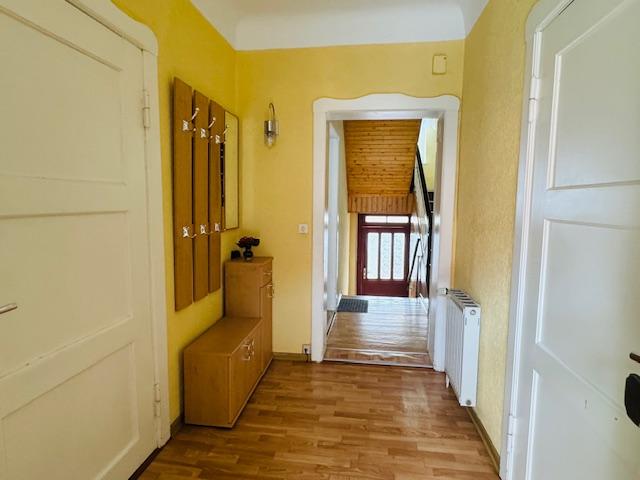 Im großen hellen Hausflur