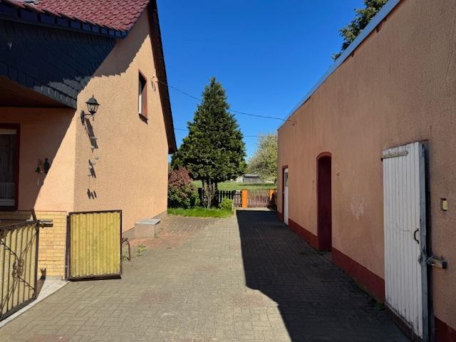 Rechts großes Nebengelass