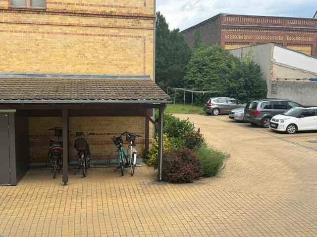 PKW und Fahrrad gut aufgehoben