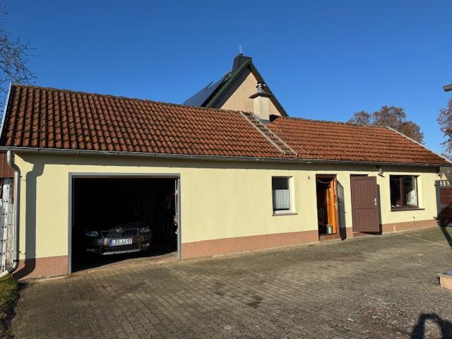 Zweigaragen-Gebäude mit Sauna