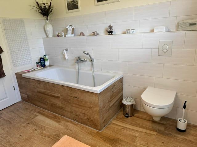 ...mit WC und Wanne...