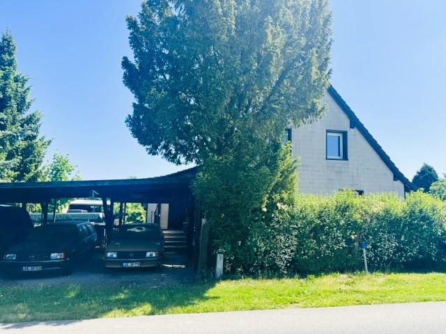 Wohnhaus und Carport...