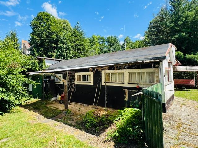 Laube neben dem Gartenhaus