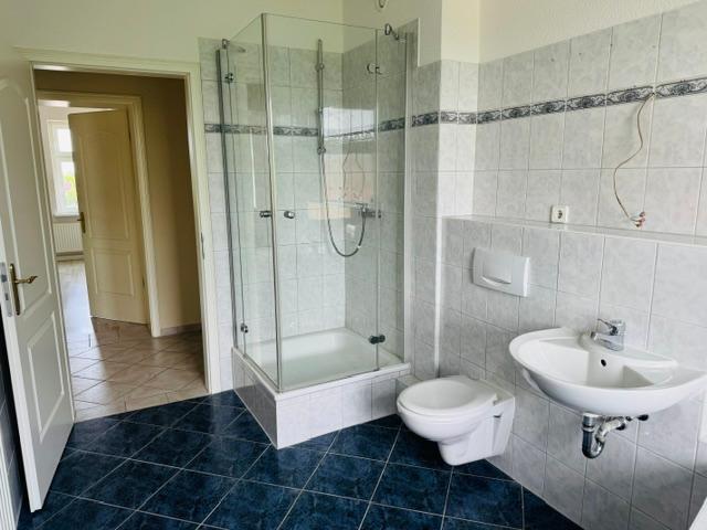 ...mit Dusche und Wanne