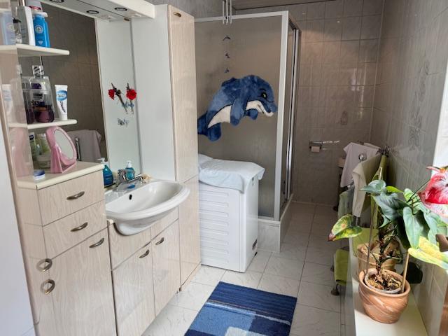 Gleich rechts das Duschbad