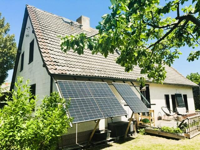 Seite mit kleiner Terrasse