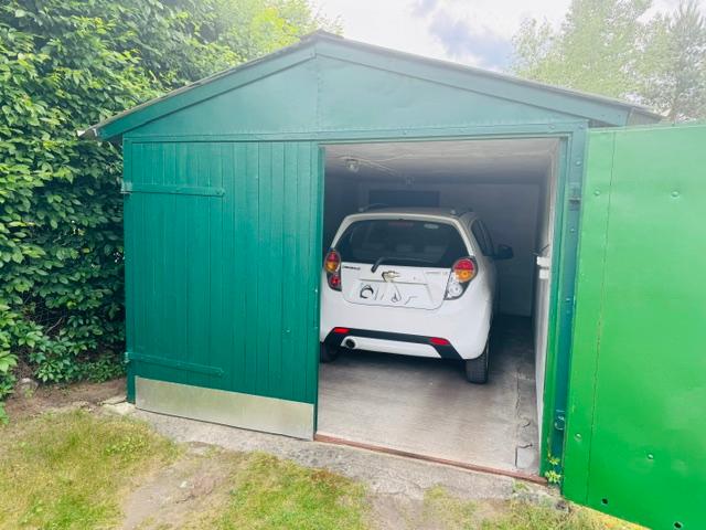 ...mit einer Garage...