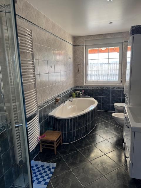 Gleich rechts das Wannenbad