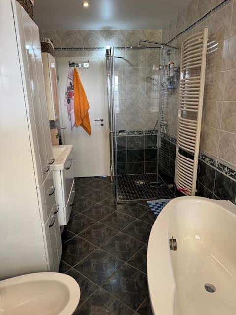 Mit Bidet und Dusche