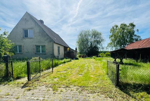 Hof mit großem Grundstück im Dornröschenschlaf
